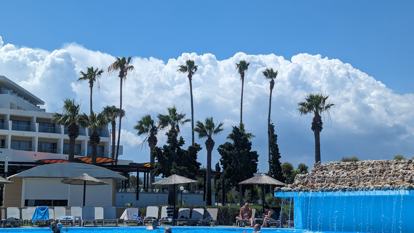 Énorme Cumulonimbus sur le centre de l'ile