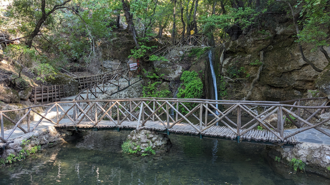 Pont et cascade miniature