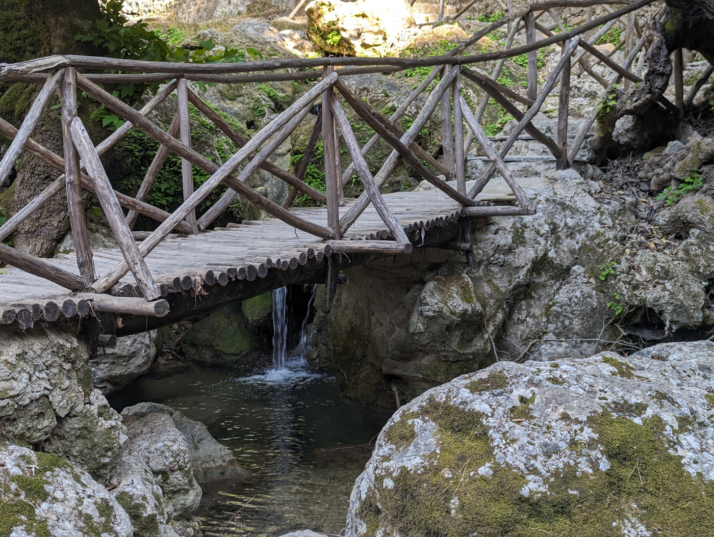 Nombreuses traversées du cours d'eau