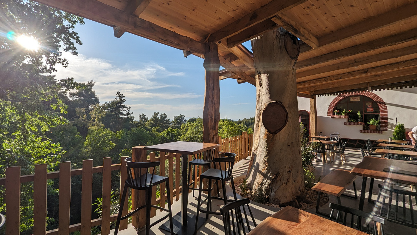 La terrasse commercial à l'entrée du chemin 