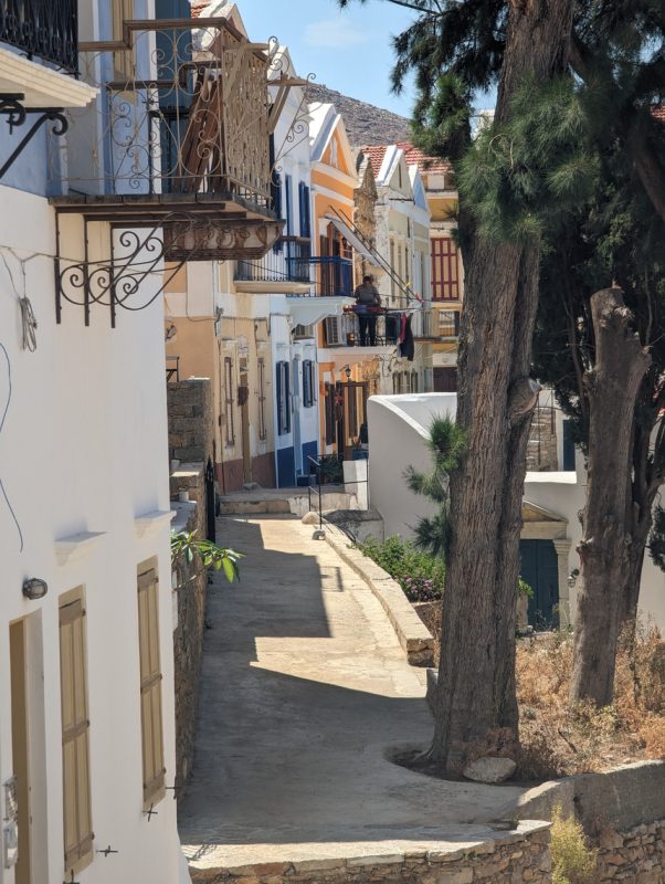 Linge aux balcons dans les passage de la ville haute