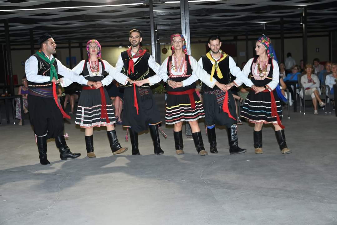 Danse traditionnel bras croisés