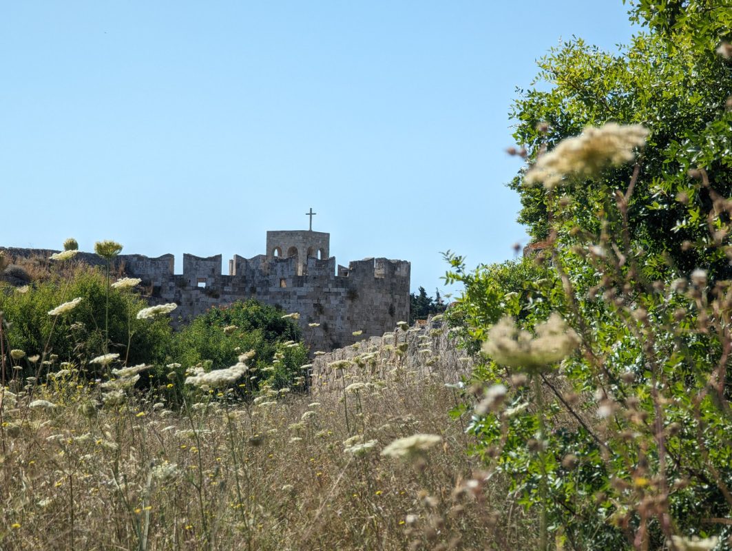 En haut d'un triangle défensif des remparts