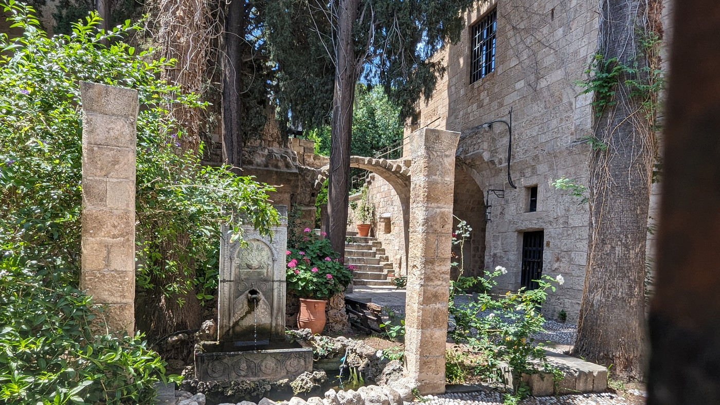 Une cours du musée archéologique