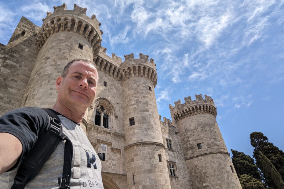 Bertrand devant le Le palais des grands maîtres