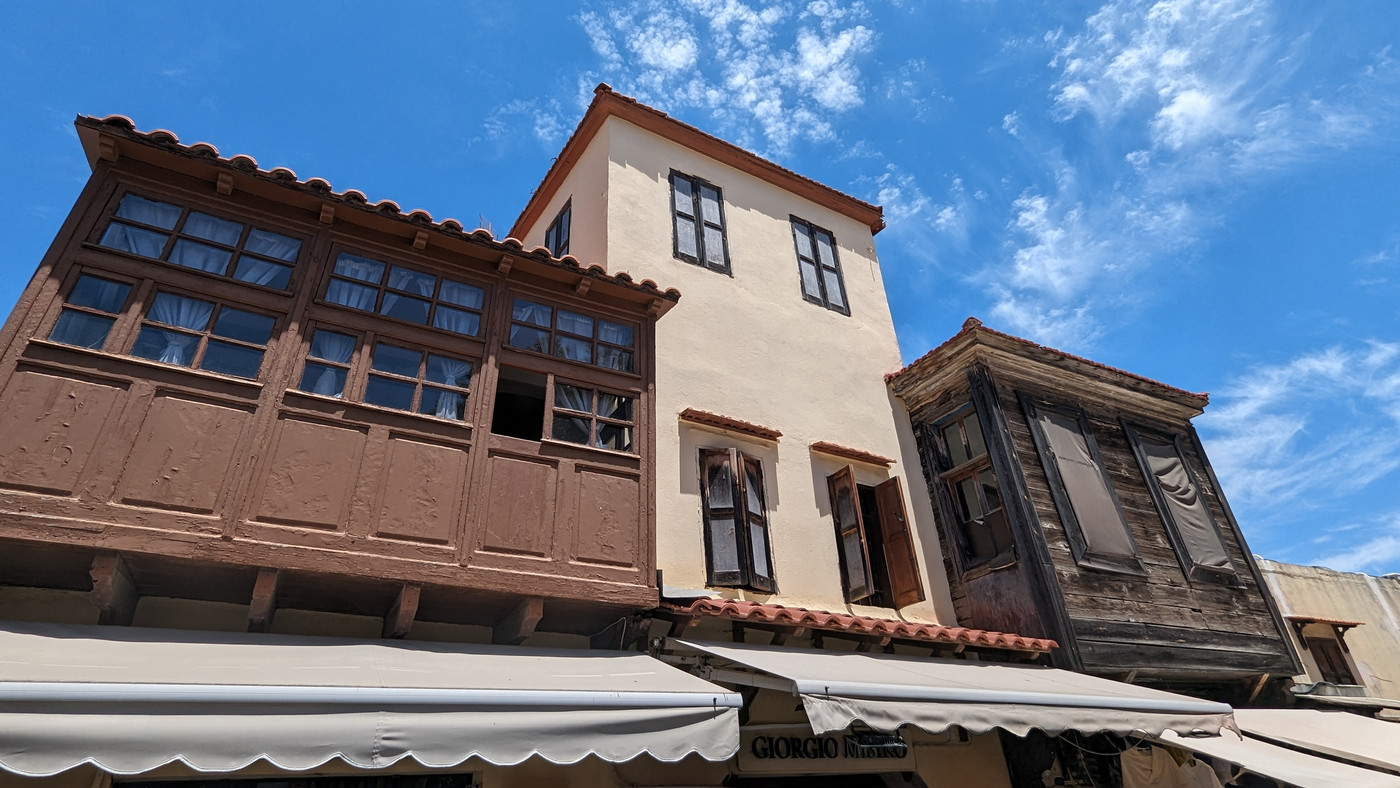 Façades des maisons dans les rues principales.