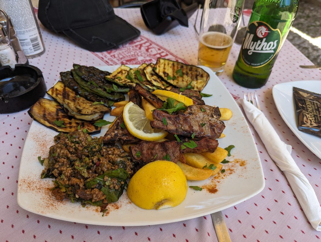 Agneaux, légumes grillé, salade de céréales/légumes/grenades, petite bière local.