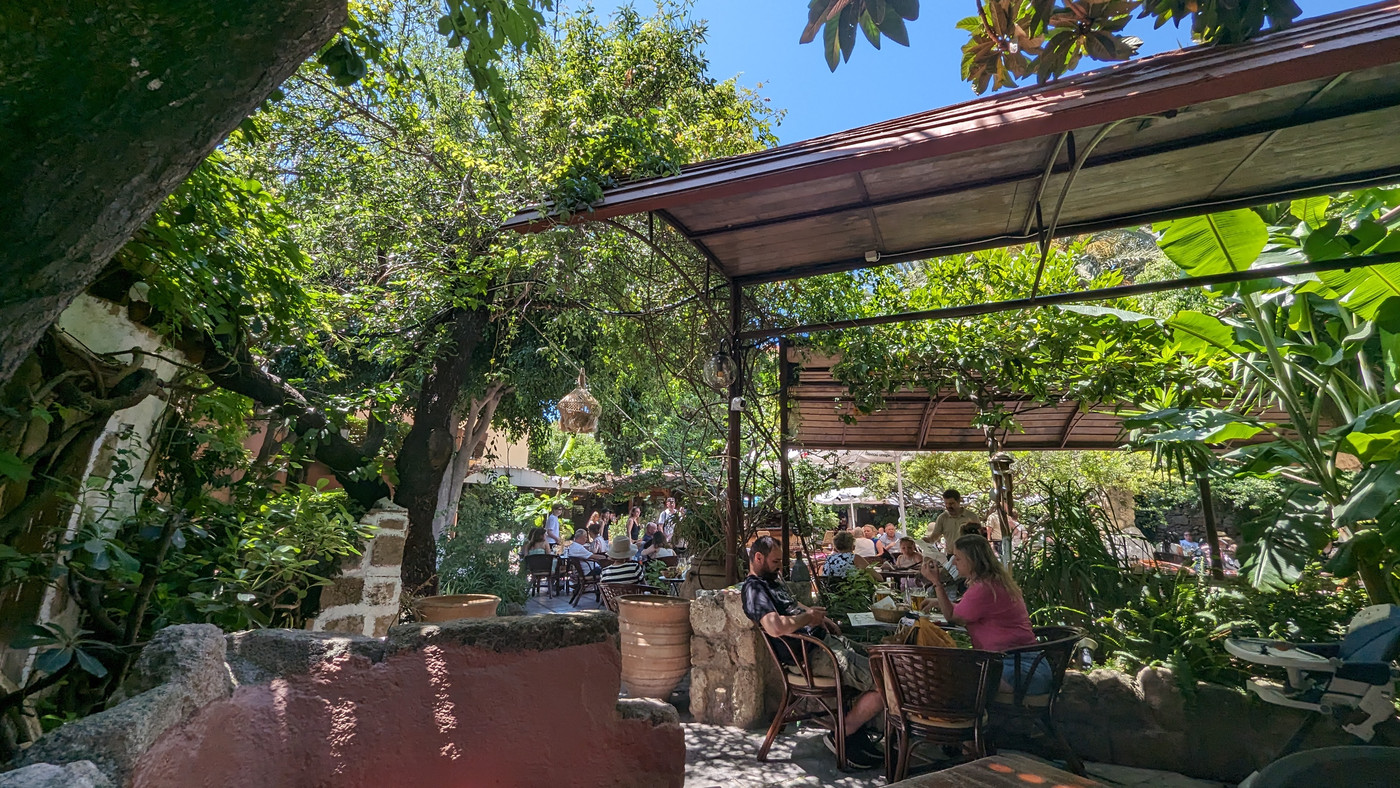 Terrasse pour le café