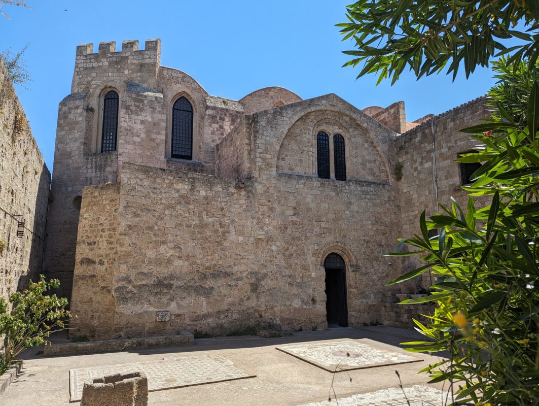 Façade arrière de l'église Notre-Dame-du-Château