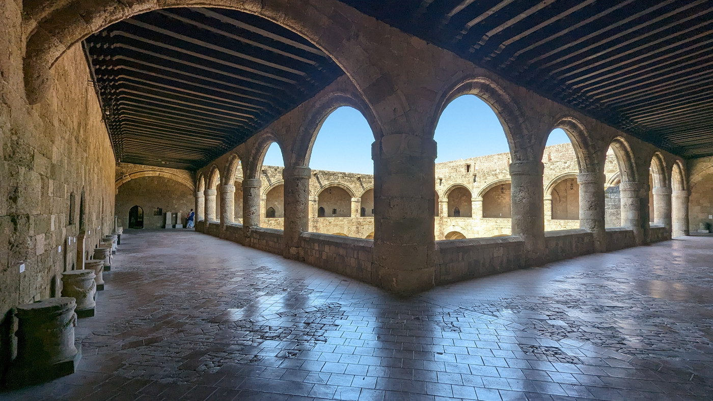 Arcade au dessus de la cours