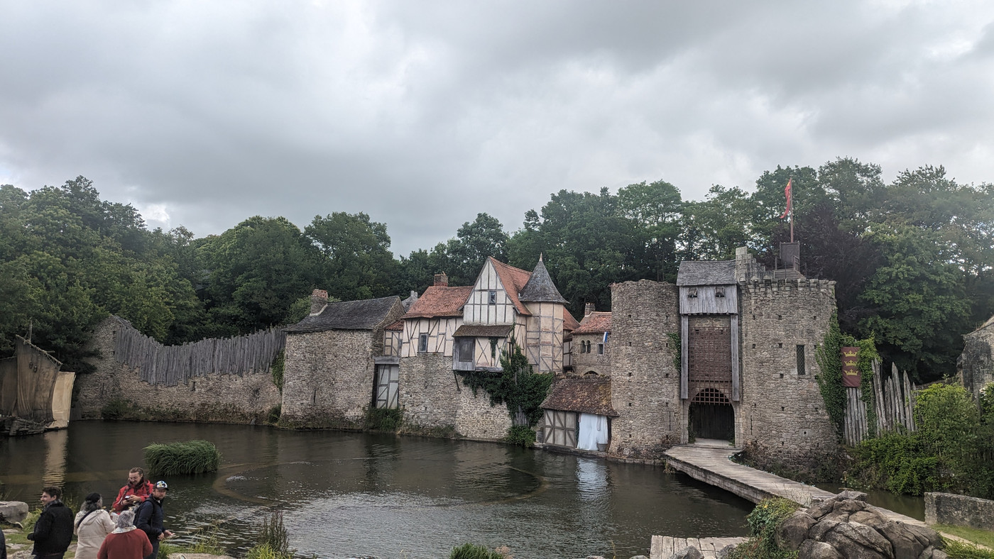 Le 'décor' de merlin et la table ronde 