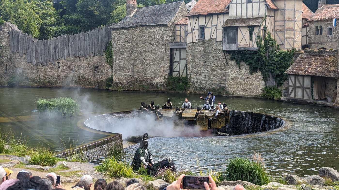 La table ronde apparait, un cheval sort de sous l'eau !