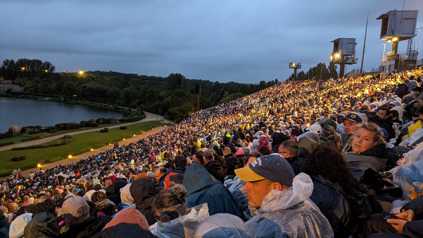 Les 13000 personnes pour la scénographie.