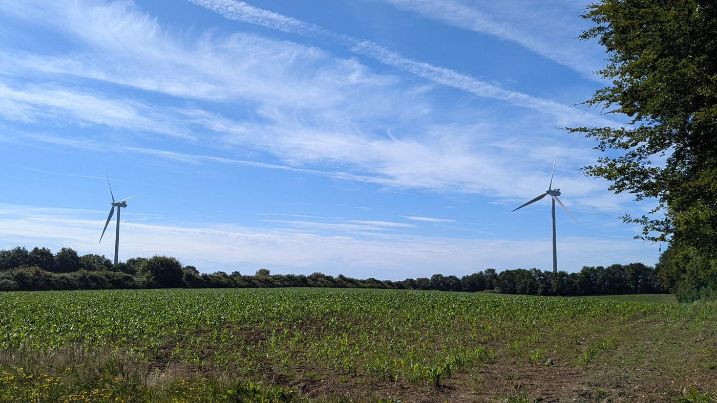 Les éolienne de Melven au milieu des champs