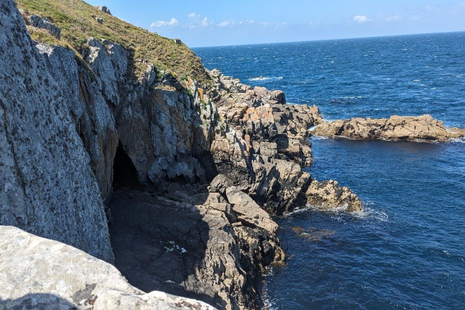 L'entrée de la grotte, il faut descendre en désescalade.