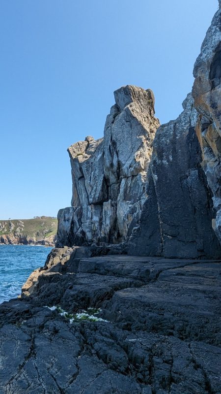 La plateforme et la roche devant l'entrée.