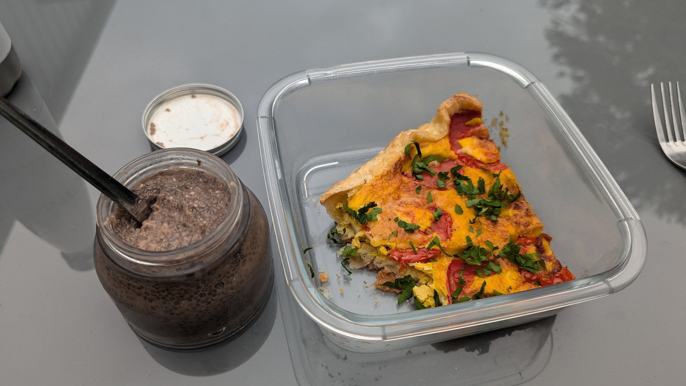 Repas pour la pause de midi au travail : la tarte, et du lait de châtaigne/riz au graine de chia