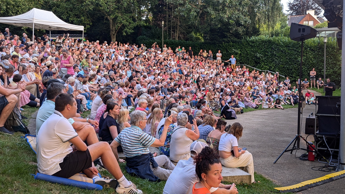 La foule, mi locaux/parents, mi vacancier