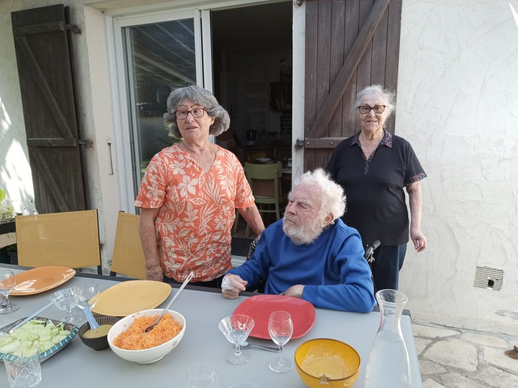 Annick, Christian et Rozenne pour un repas en terrasse.