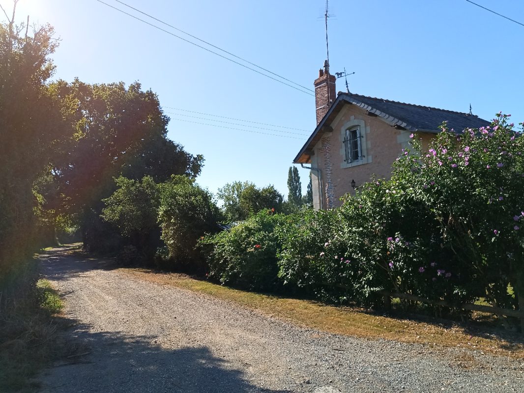 Le sentier bifurque sur une ancienne voie de chemin de fer, avec sa gare