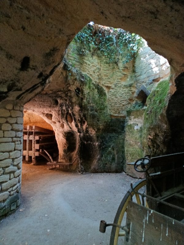 Partout entre les grottes, des cours avec des puits de lumière