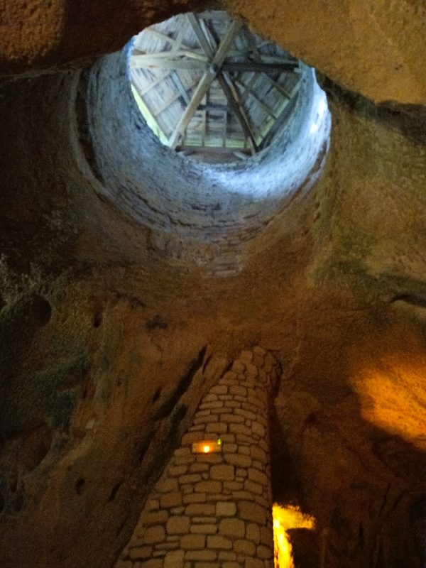 Grotte sous la chapelle de Rochemenier.