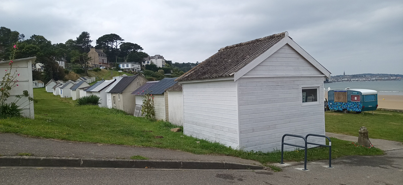 Les cabanes de la plage du Ris