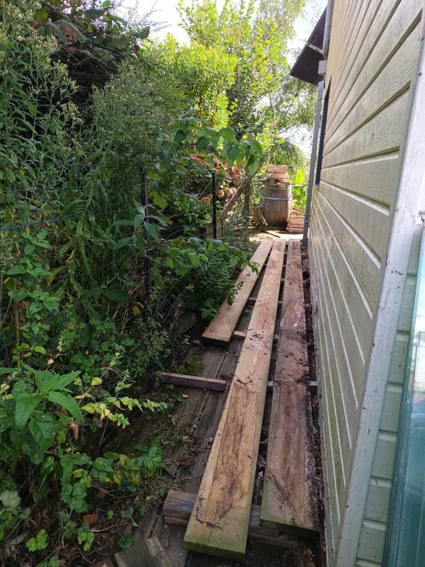 Planche au sol pour ne pas passez à travers la terrasse