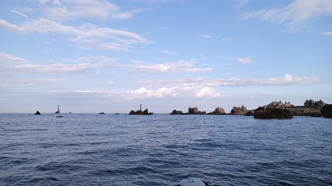 Pointe de Pern et phare du Nividic