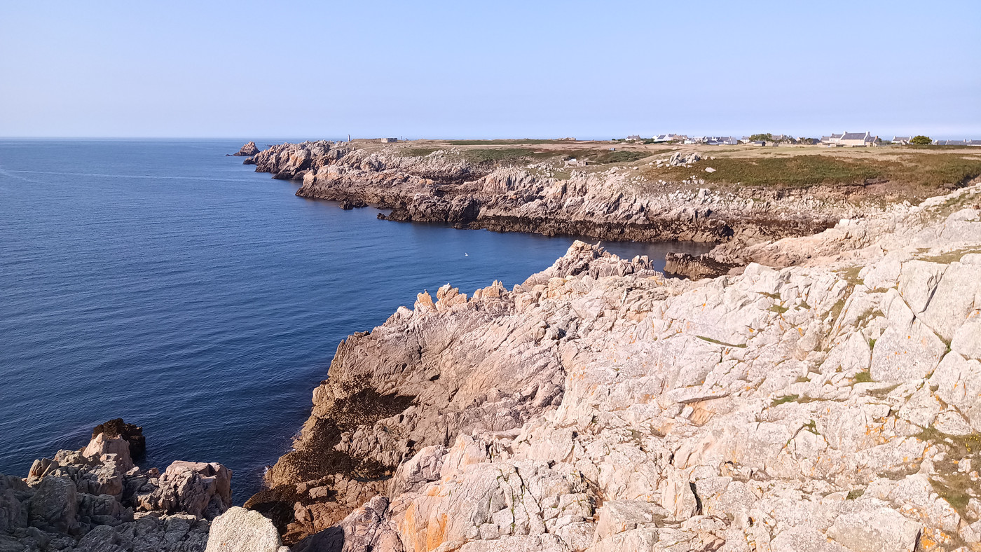 Impressionnant cette roche qui défend l'île