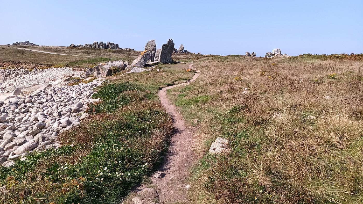 Sentier qui serpente entre les roches