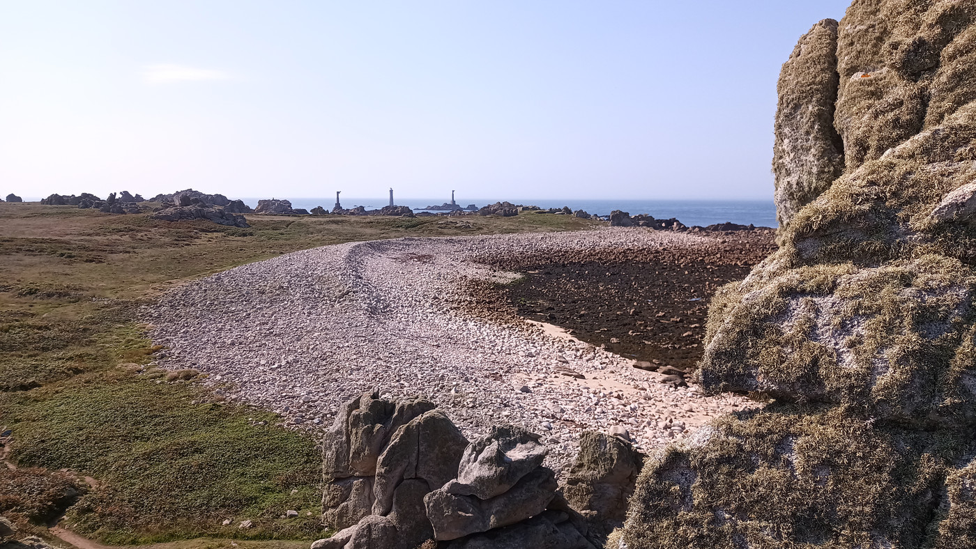 Une plage de galets à marrée basse