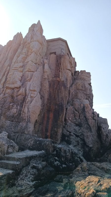 L'échelle où il faut sauter, faire une traction puis éviter les barreaux rouiller...