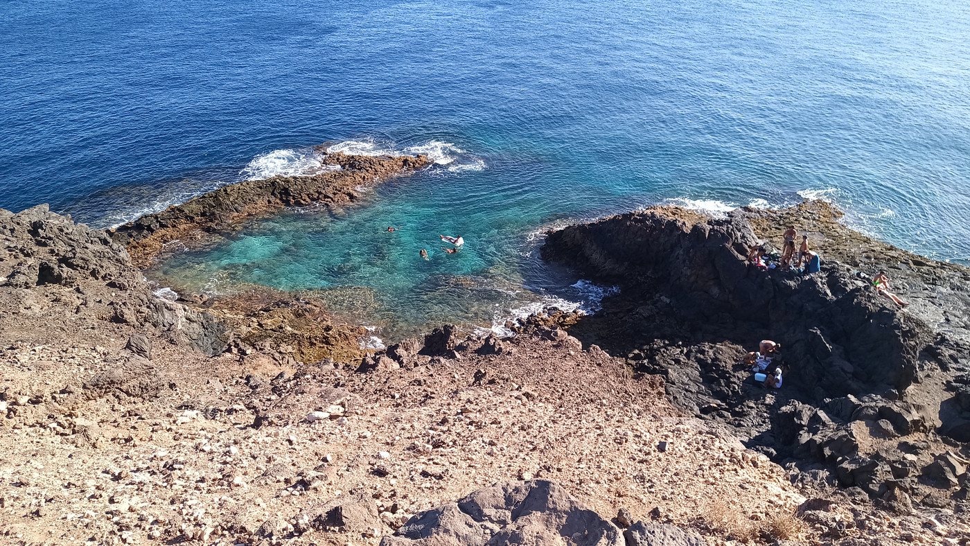 Par contre en bas, c'est Bleu de l'eau et noir de roche !