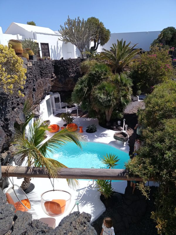 Le jardin avec piscine vu d'en haut