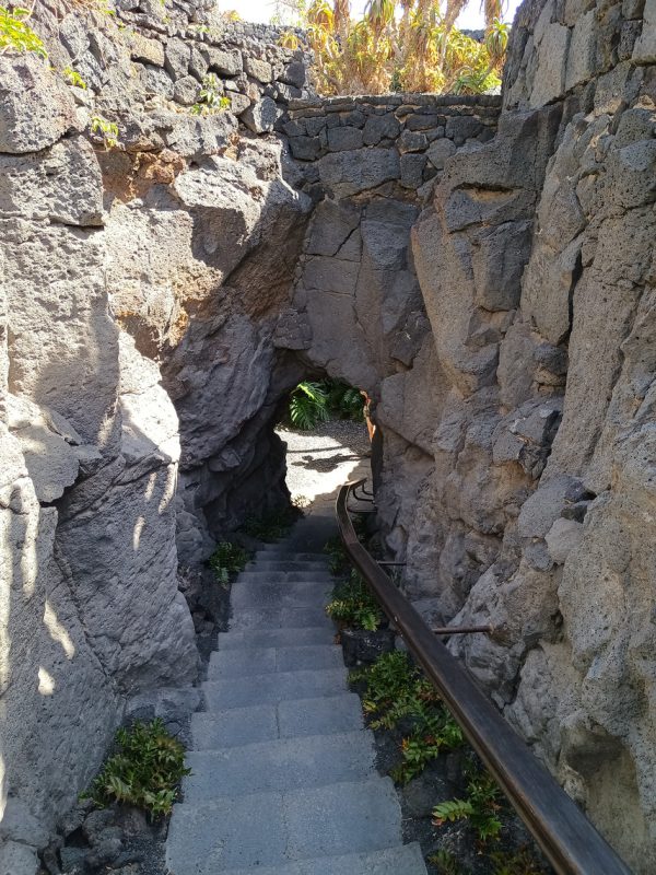 L'escalier vers les ténèbre de la lave noir !