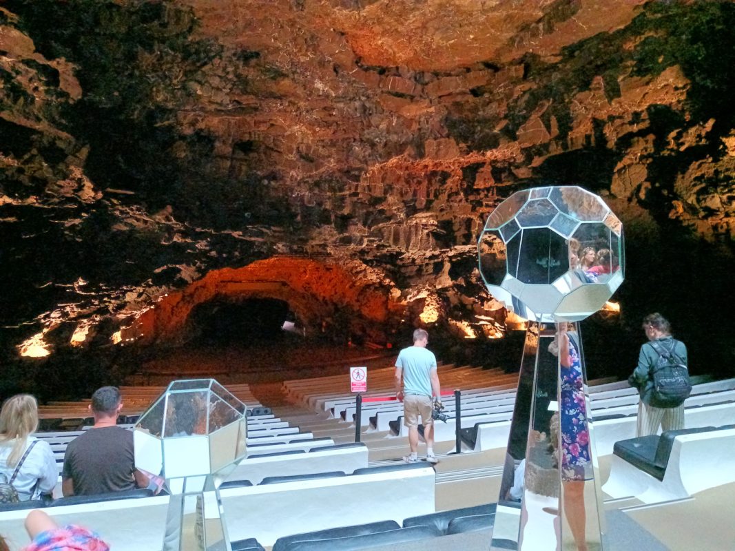 L'auditorium souterrain (comme celui à Helsinki)