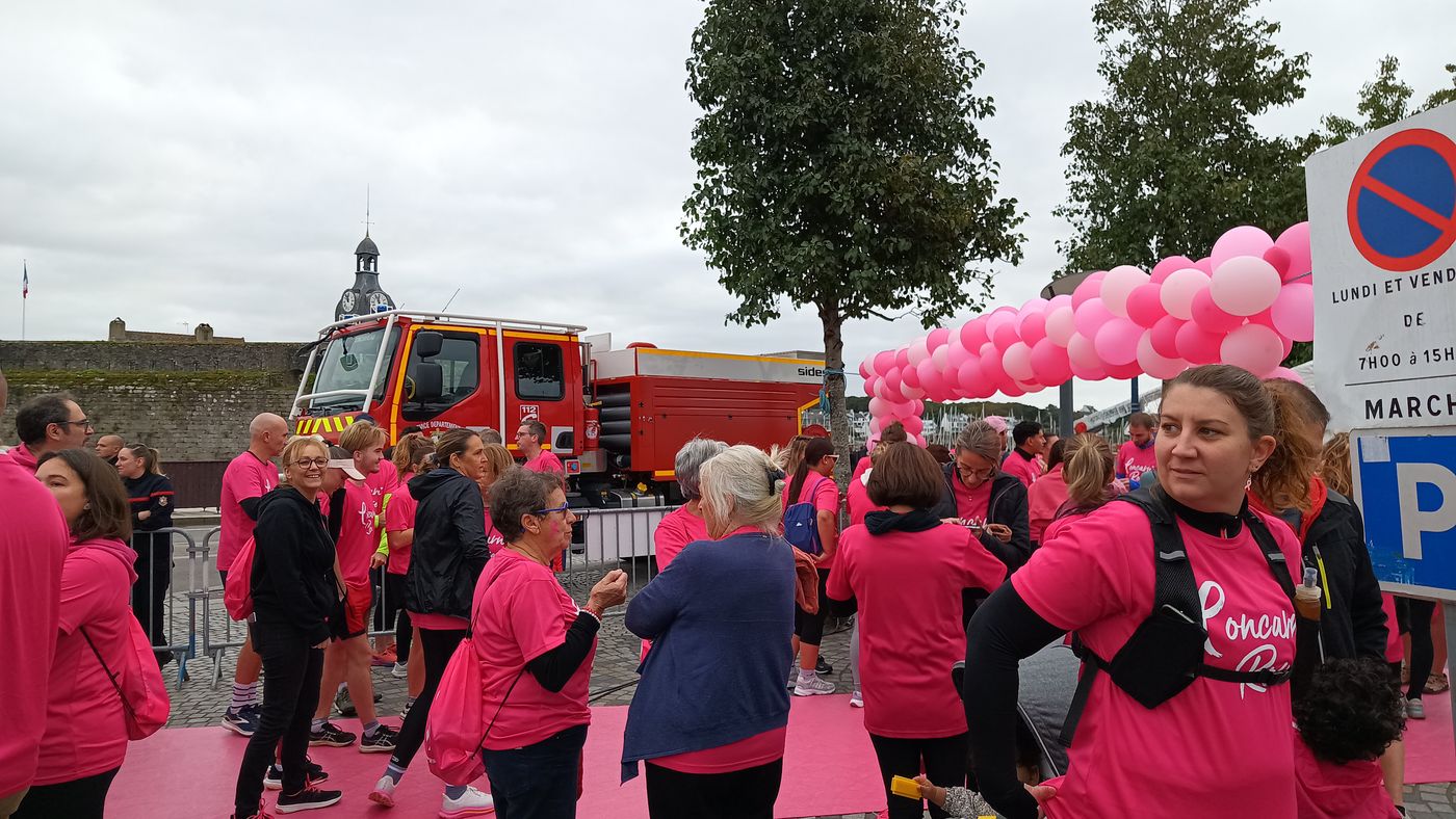 Les pompiers supportent ceux qui franchisse la ligne.