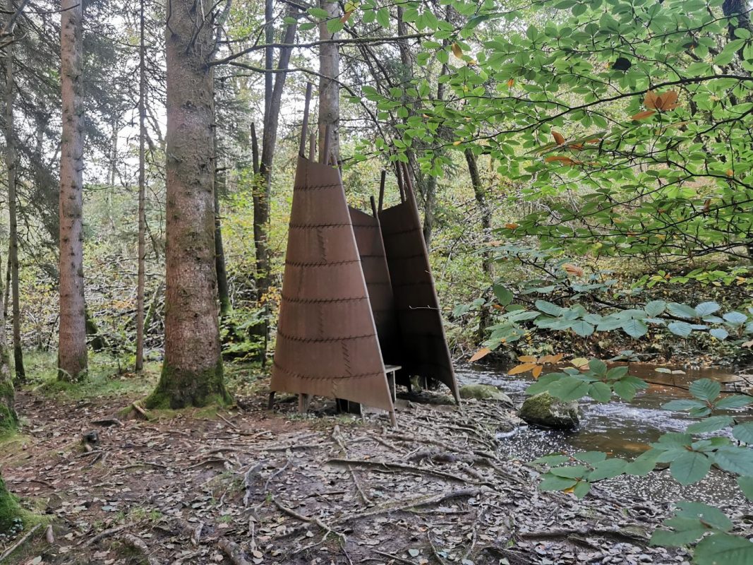 Un tipi métallique avec un banc