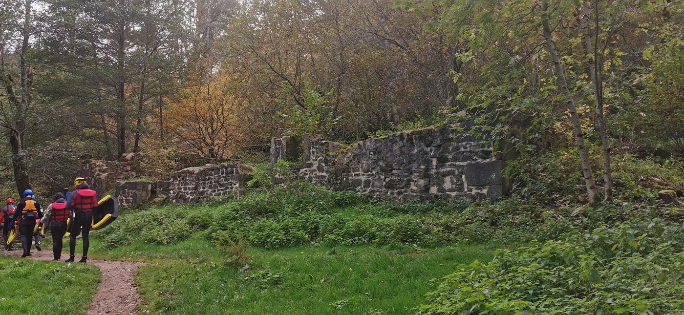 Ruine d'un bâtiment à coté de la cascade