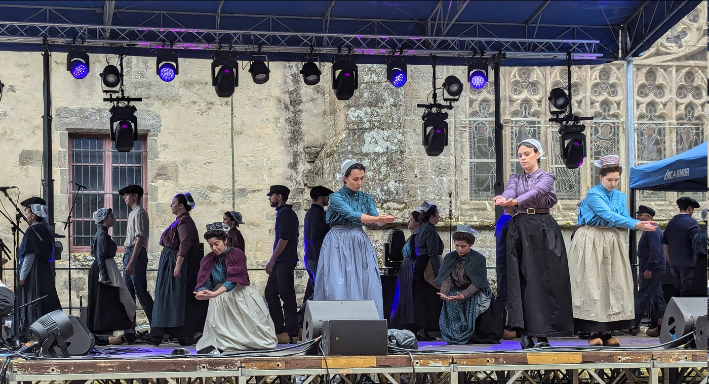 Le spectacle de Ar Rouedou Glas aux Festival des Brodeuses (7 juillet 2024, 1ére représentation public)