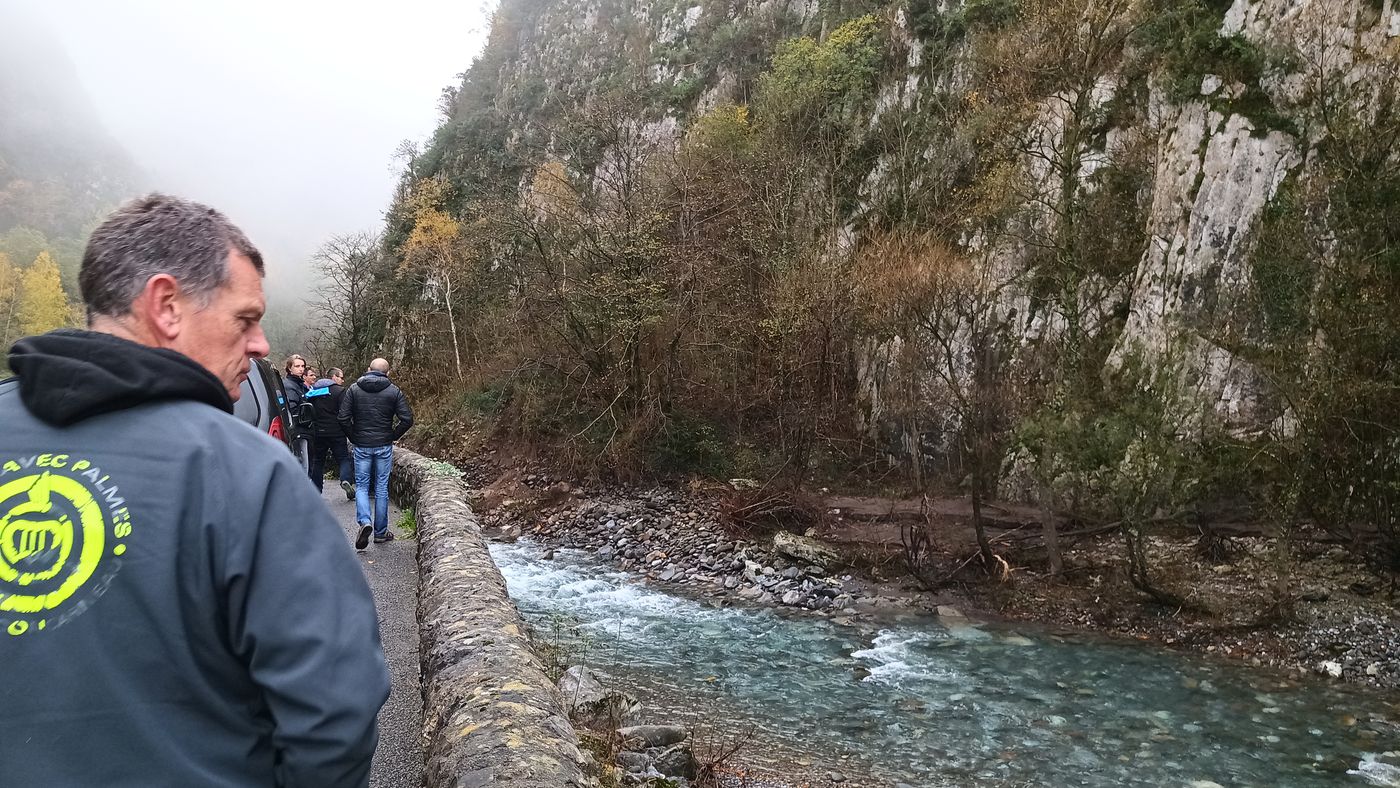 Le gave d'Aspe à la centrale : on ne pourra jamais naviguer avec si peu d'eau !