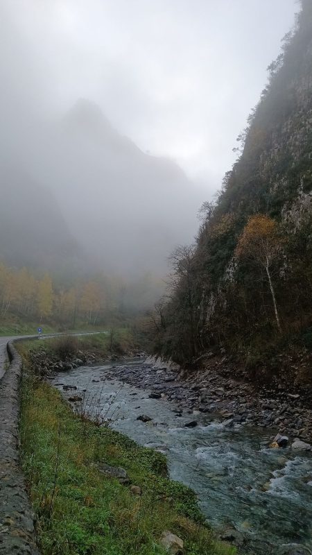 La routé dan les gorges entouré de nape de nuage est magnifique