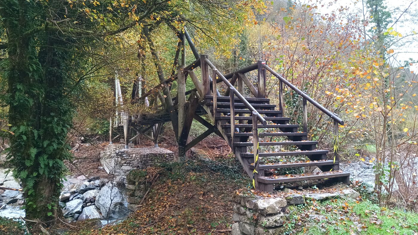 La passerelle du GR 653 en bas d'Etsaut.