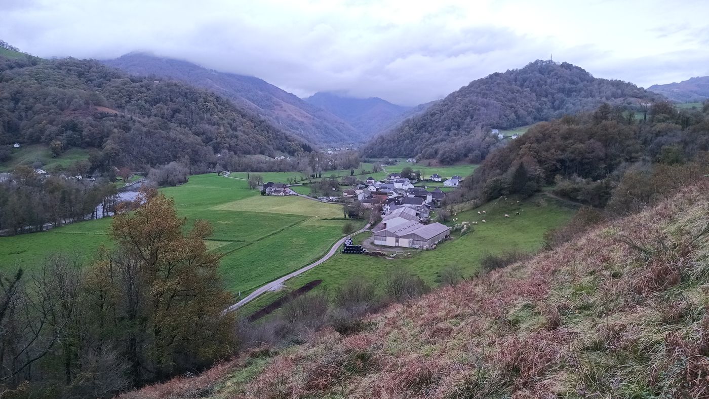 Début de la montée, vue sur Athérey