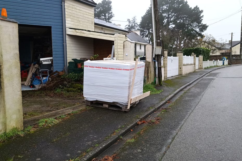 La palette d'isolant posé sur le trottoir