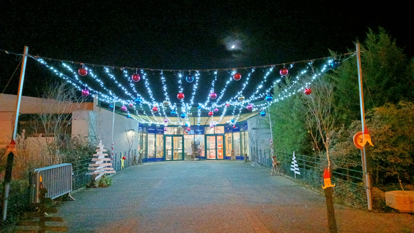 L'entrée du centre culturel de nuit