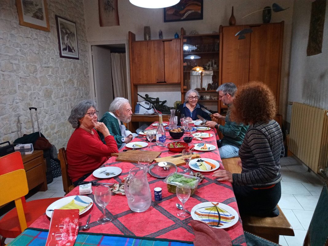 On continuent de discuter à table