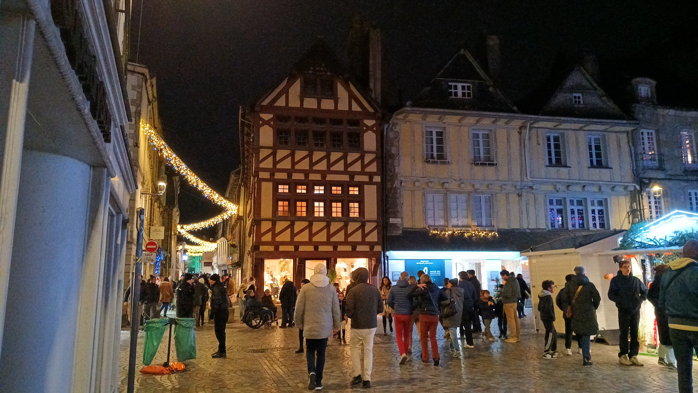 Façades et magasin en nocturne