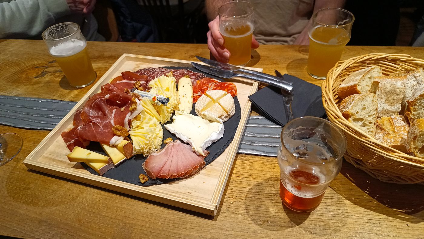 Bonne bière et plateau de fromages/charcuteries